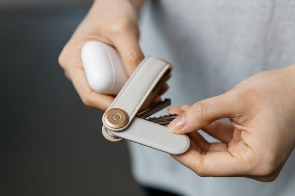 Orbitkey x Chipolo Tracker Grey